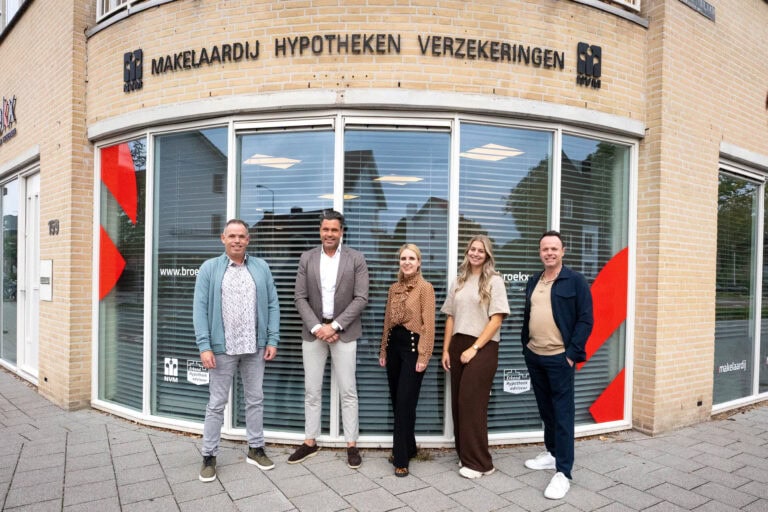 Foto van team Broekx Makelaars voor kantoor.